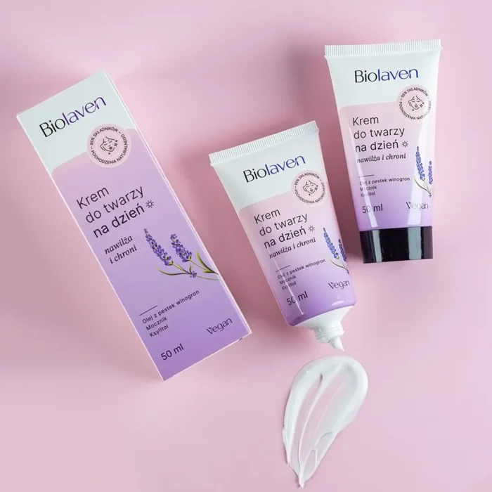 Wegański krem do twarzy BiolaVen z lawendą na dzień w tubce 50 ml z opakowaniem, bogaty w olej z pestek winogron i witaminę E, na różowym tle. Polski produkt do pielęgnacji skóry.