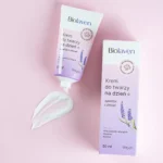 krem do twarzy Biolaven na dzień z olejem z pestek winogron i ksylitolem w białej tubce o pojemności 50 ml, obok kartonowe opakowanie z lawendą, na różowym tle. Naturalne kosmetyki polskiej marki, nawilżające i ochronne.