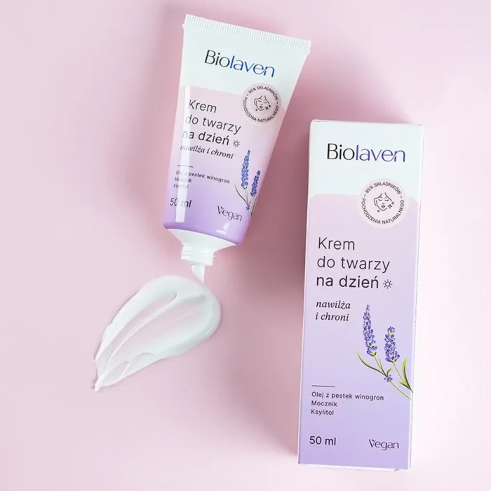 krem do twarzy Biolaven na dzień z olejem z pestek winogron i ksylitolem w białej tubce o pojemności 50 ml, obok kartonowe opakowanie z lawendą, na różowym tle. Naturalne kosmetyki polskiej marki, nawilżające i ochronne.