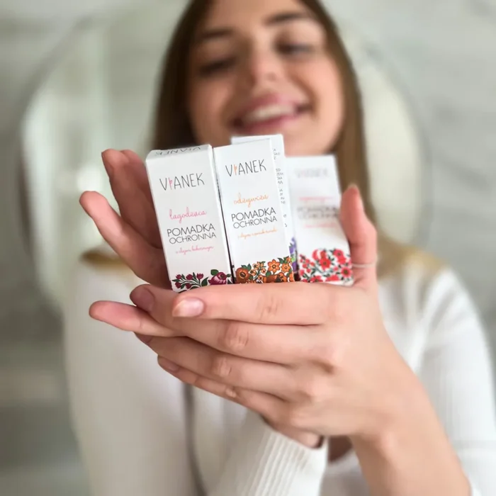 młoda dziewczyna prezentuje pomadki do ust marki vianek