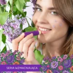 młoda kobieta testująca pomadkę ochronną do ust marki vianek