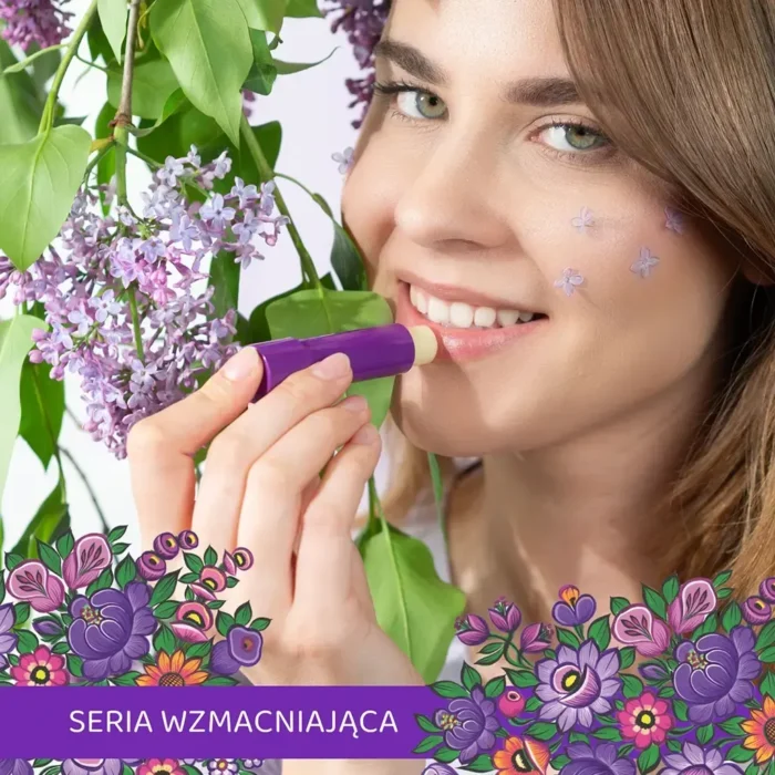 młoda kobieta testująca pomadkę ochronną do ust marki vianek