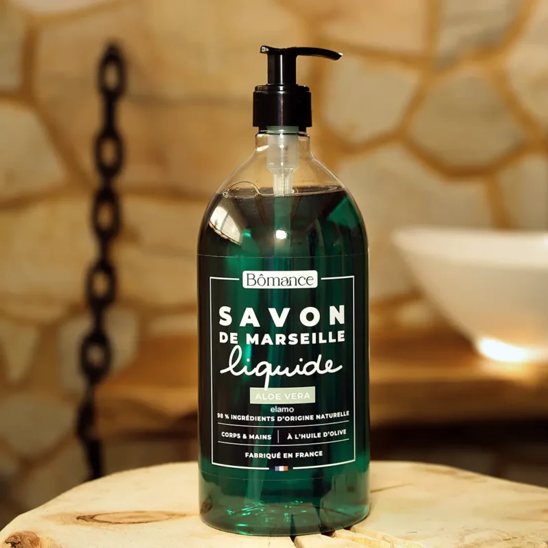 Ekologiczne mydło marsylskie aloesowe w płynie Bômance 1L – naturalna pielęgnacja ciała i dłoni z aloesem, 98% składników pochodzenia naturalnego, mydło na bazie oliwy z oliwek, idealne do codziennego użytku, sfotografowane w stylowym wnętrzu.