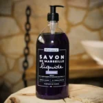 Naturalne mydło lawendowe Bômance w płynie 1L – elegancka butelka w stylowej łazience, lawendowy zapach odpręża i koi zmysły, delikatne oczyszczanie na bazie naturalnych składników.