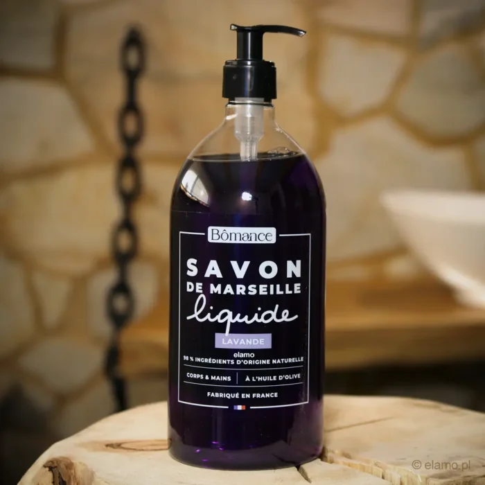 Naturalne mydło lawendowe Bômance w płynie 1L – elegancka butelka w stylowej łazience, lawendowy zapach odpręża i koi zmysły, delikatne oczyszczanie na bazie naturalnych składników.