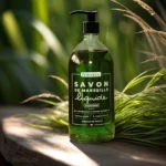 Naturalne mydło marsylskie Verveine w płynie Bômance 1L – świeży, cytrusowy zapach werbeny, połączony z naturalnymi składnikami, przedstawione w otoczeniu bujnej zieleni, podkreślające orzeźwiającą i relaksującą moc natury.