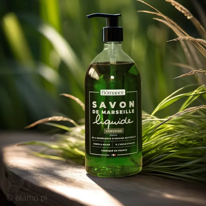 Naturalne mydło marsylskie Verveine w płynie Bômance 1L – świeży, cytrusowy zapach werbeny, połączony z naturalnymi składnikami, przedstawione w otoczeniu bujnej zieleni, podkreślające orzeźwiającą i relaksującą moc natury.