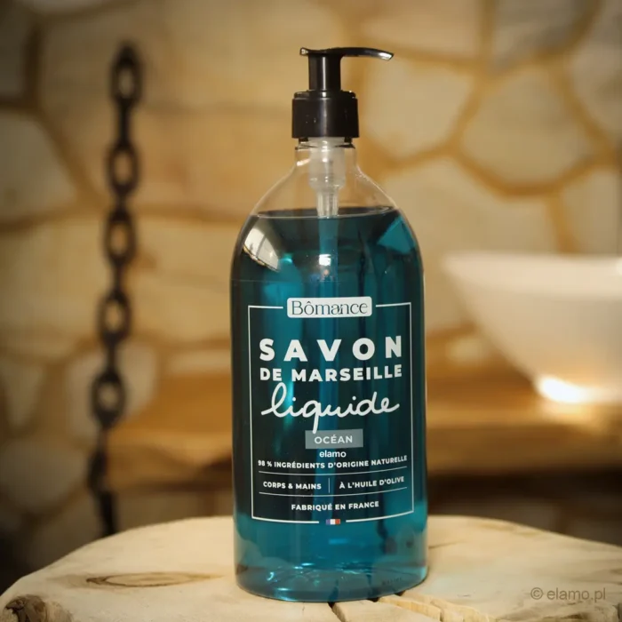 Naturalne mydło marsylskie morska bryza w płynie Bômance 1L – orzeźwiające mydło o zapachu oceanu, przedstawione w stylowej łazience, 98% składników naturalnych, delikatne oczyszczanie skóry.