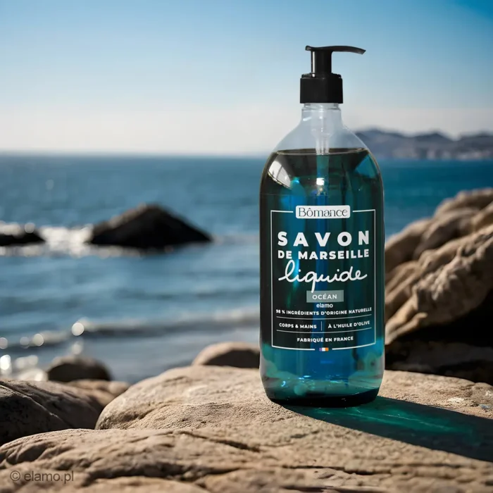 Naturalne mydło marsylskie o zapachu oceanu w płynie Bômance 1L – butelka mydła ustawiona na skałach nad brzegiem morza, odświeżający zapach inspirowany morską bryzą, wyprodukowane we Francji.