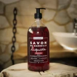 Naturalne mydło marsylskie owoc granatu w płynie Bômance 1L – mydło na bazie 98% składników naturalnych, zaprezentowane w stylowym wnętrzu łazienki, idealne do pielęgnacji rąk i ciała, wyprodukowane we Francji.