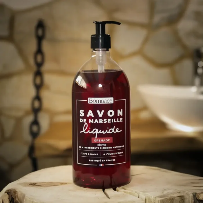 Naturalne mydło marsylskie owoc granatu w płynie Bômance 1L – mydło na bazie 98% składników naturalnych, zaprezentowane w stylowym wnętrzu łazienki, idealne do pielęgnacji rąk i ciała, wyprodukowane we Francji.