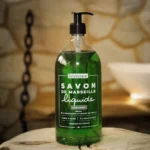 Naturalne mydło marsylskie Verveine Bômance 1L w płynie – odświeżające mydło o aromacie werbeny, przedstawione w eleganckiej łazienkowej scenerii, zawiera 98% składników pochodzenia naturalnego.