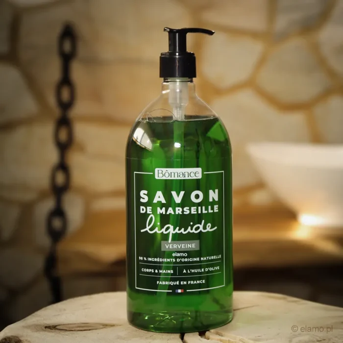 Naturalne mydło marsylskie Verveine Bômance 1L w płynie – odświeżające mydło o aromacie werbeny, przedstawione w eleganckiej łazienkowej scenerii, zawiera 98% składników pochodzenia naturalnego.