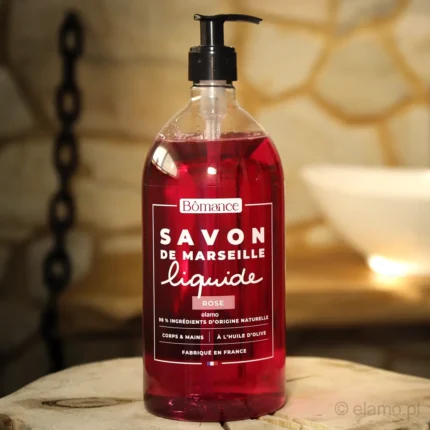 Naturalne różane mydło marsylskie w płynie "Rose" marki Bômance, 1 litr, prezentowane na drewnianym stoliku w przytulnej scenerii łazienkowej