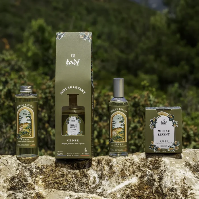 Linia produktów Cèdre MIDI AU LEVANT od Tadé Méditerranée – dyfuzor zapachowy, świeczka i odświeżacz powietrza z orientalnym aromatem drzewa cedrowego, na tle lasu cedrowego
