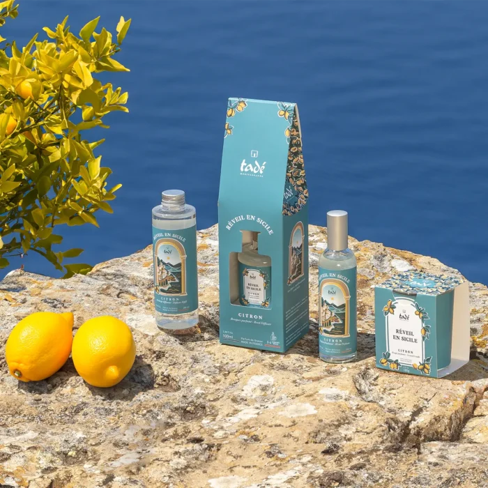 Kolekcja produktów Tadé Réveil en Sicile – dyfuzor zapachowy, uzupełnienie, odświeżacz powietrza i świeczka z cytrusowym aromatem na tle sycylijskiego krajobrazu