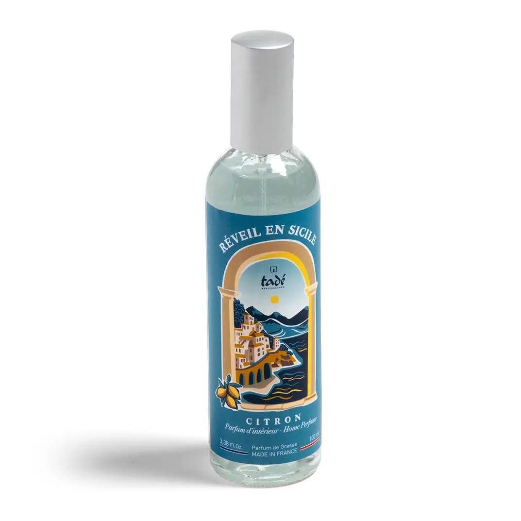 odswiezacz-powietrza-reveil-en-sicile-cytryna-tade Odświeżacz powietrza cytrusowy owoc Réveil en Sicile marki Tadé o zapachu cytryny, w eleganckiej szklanej butelce z etykietą inspirowaną sycylijskim krajobrazem.
