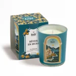 Świeca zapachowa cytrusowy owoc Sycylii Tadé Méditerranée 'Réveil en Sicile' z cytrusowym aromatem, umieszczona w eleganckim, zdobionym pojemniku. Widoczne opakowanie i świeca z motywem inspirowanym Sycylią