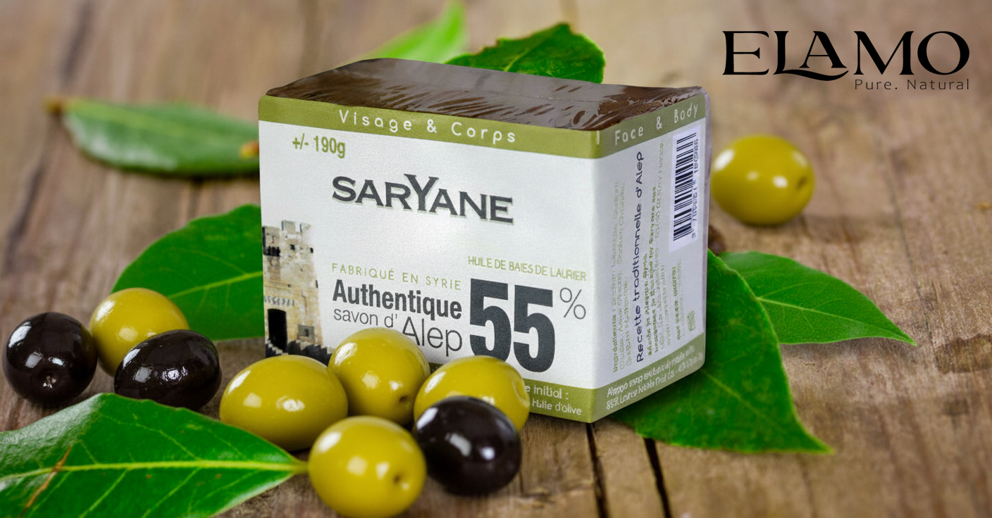 Mydło Aleppo Saryane z 55% olejem laurowym, oliwkami i liśćmi laurowymi na drewnianym blacie. Naturalne mydło do twarzy i ciała.