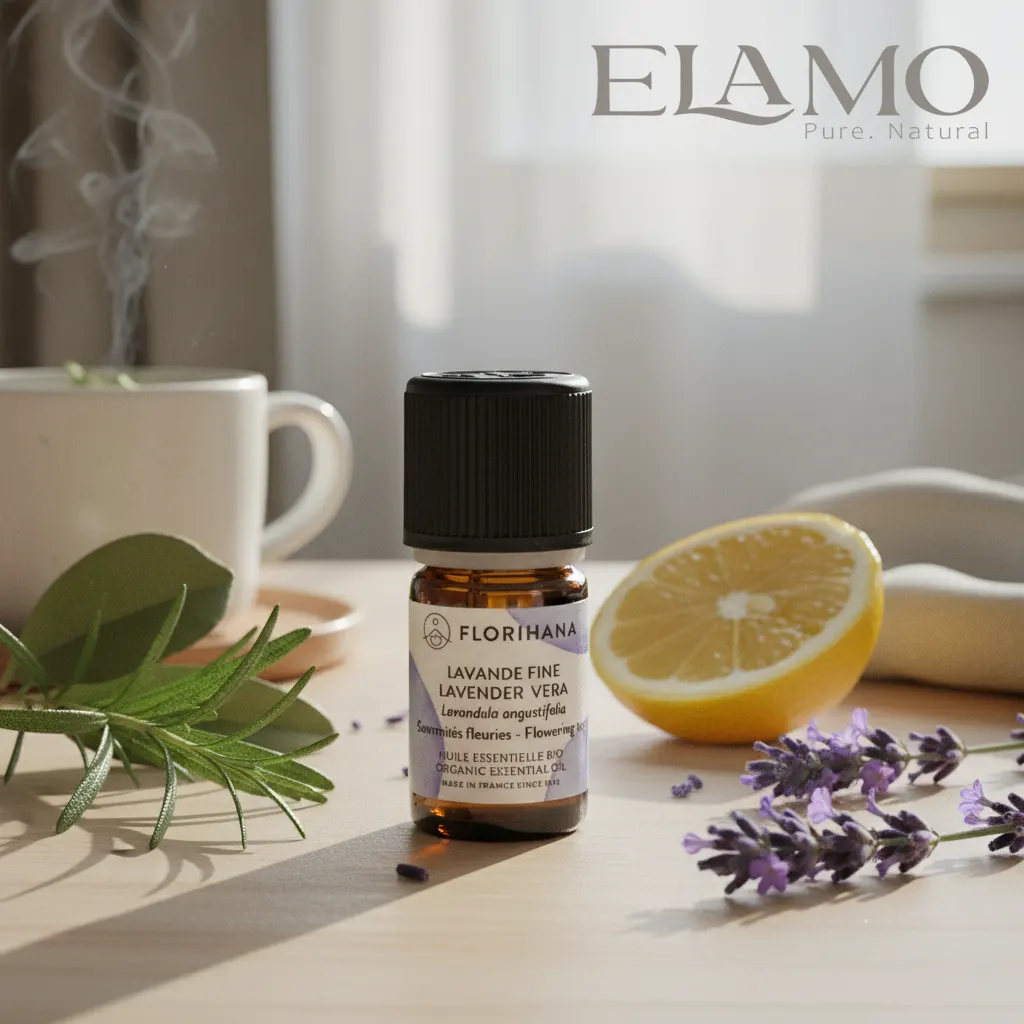 Butelka olejku lawendowego Florihana z cytryną, rozmarynem i parującą filiżanką herbaty w porannym świetle