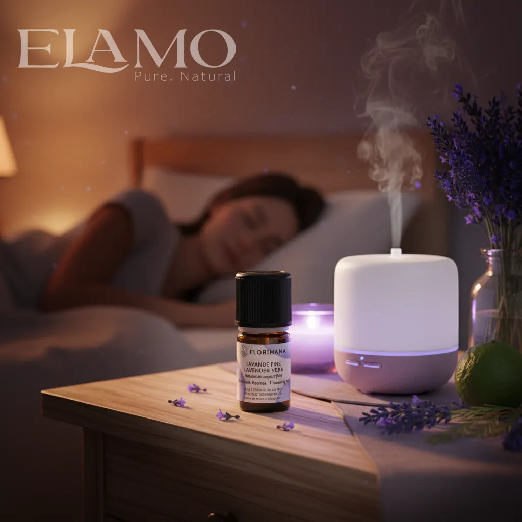 Olejek lawendowy Florihana obok dyfuzora zapachowego i bukietu lawendy na stoliku nocnym, w tle śpiąca kobieta