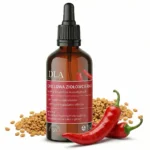 Butelka wcierki Chillowa ziołowcierka, świeża czerwona papryka chili i nasiona kozieradki na białym tle. 95% składników naturalnych.