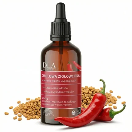 Butelka wcierki Chillowa ziołowcierka, świeża czerwona papryka chili i nasiona kozieradki na białym tle. 95% składników naturalnych.