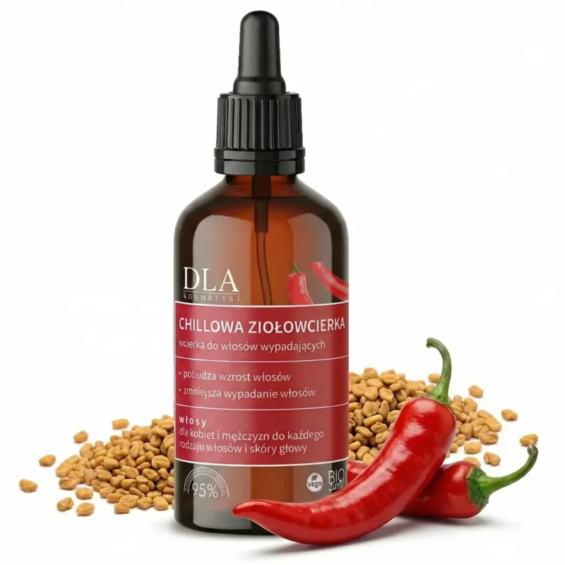 Butelka wcierki Chillowa ziołowcierka, świeża czerwona papryka chili i nasiona kozieradki na białym tle. 95% składników naturalnych.