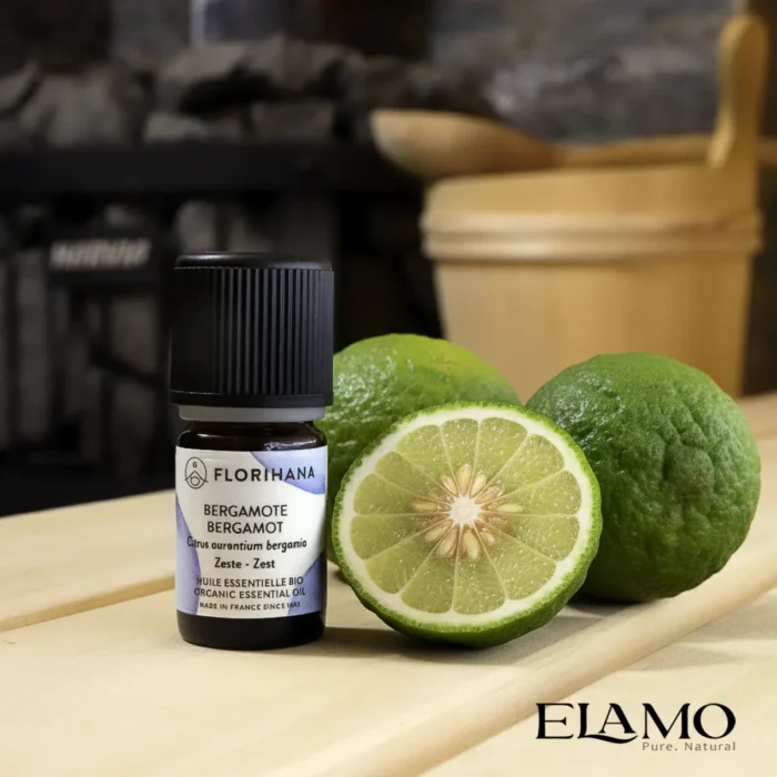 Olejek bergamotowy BIO Florihana — Citrus aurantium bergamia, na tle świeżych owoców bergamotki w saunie suchej