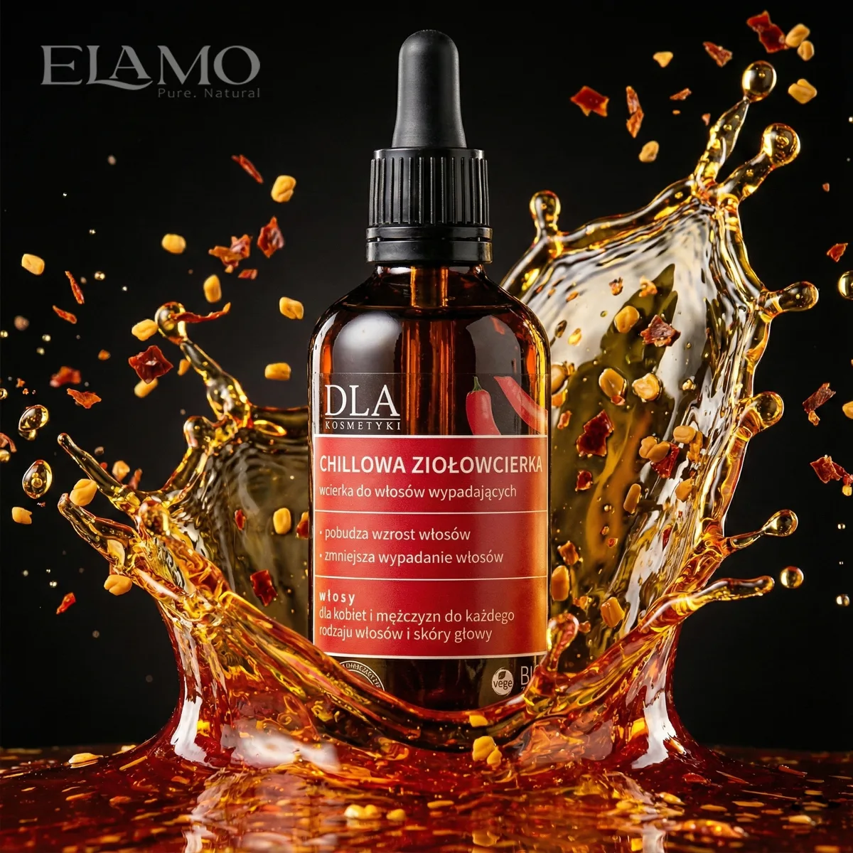 Butelka wcierki Chillowa ziołowcierka w dynamicznym rozbryzgu bursztynowego płynu, z unoszącymi się płatkami chili i nasionami kozieradki.