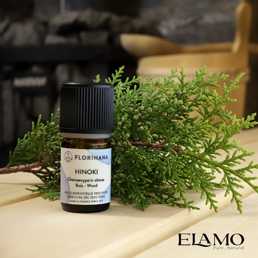 Olejek eteryczny Hinoki (Chamaecyparis obtusa) Florihana na ławie sauny – klarowny, leśno-drzewny aromat do sauny fińskiej i łaźni parowej; polecany na wieczorne wyciszenie.