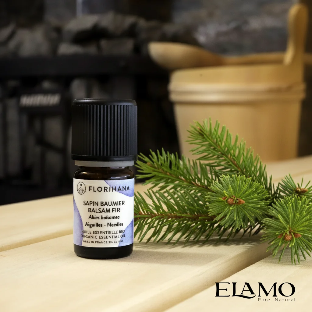 Olejek jodłowy z jodły balsamicznej (Abies balsamea) Florihana na ławie sauny – świeży, przestrzenny aromat; dobry do sauny parowej i łagodnych mieszanek ze świerkiem i cytrusami.