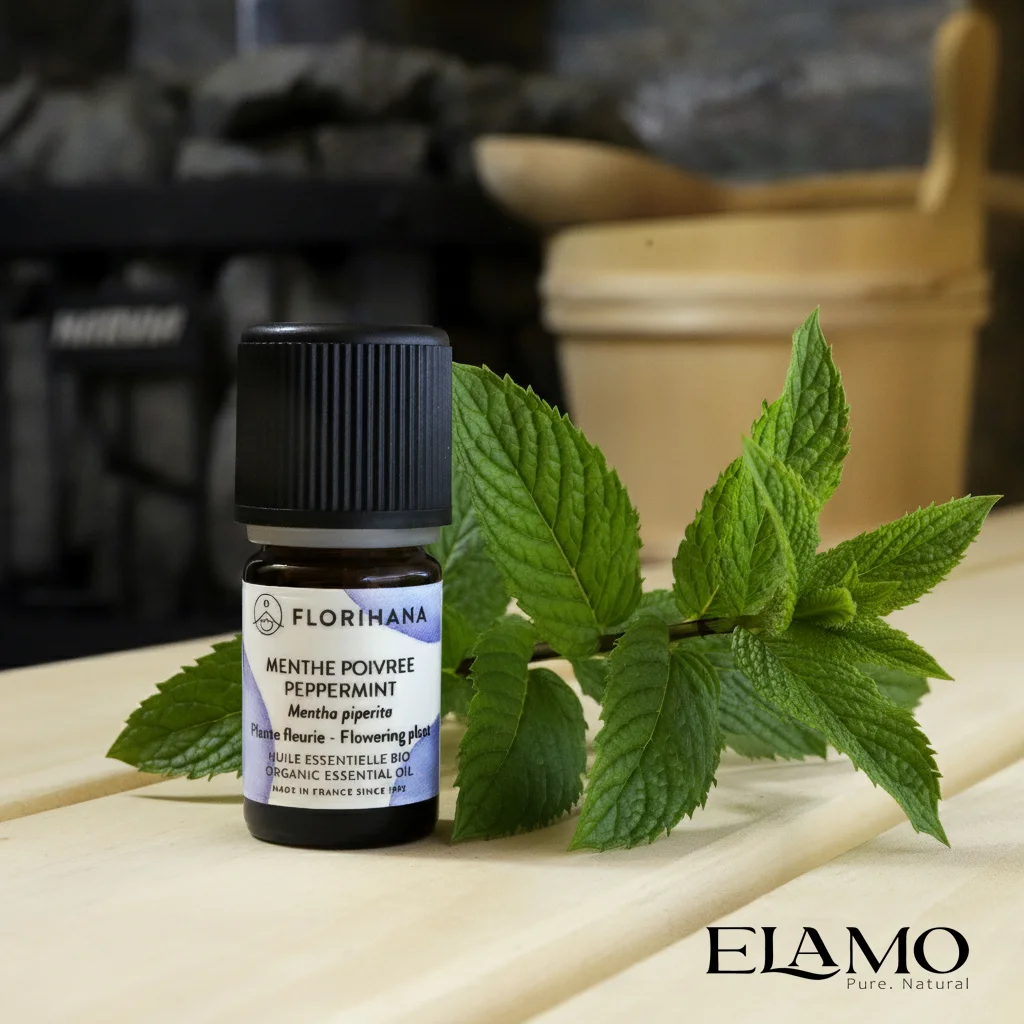 Olejek eteryczny z mięty pieprzowej (Mentha × piperita) Florihana na ławie sauny; wysoka zawartość mentolu – silny efekt chłodzący, zalecane ostrożne dawkowanie 2–3 krople na 1 L.