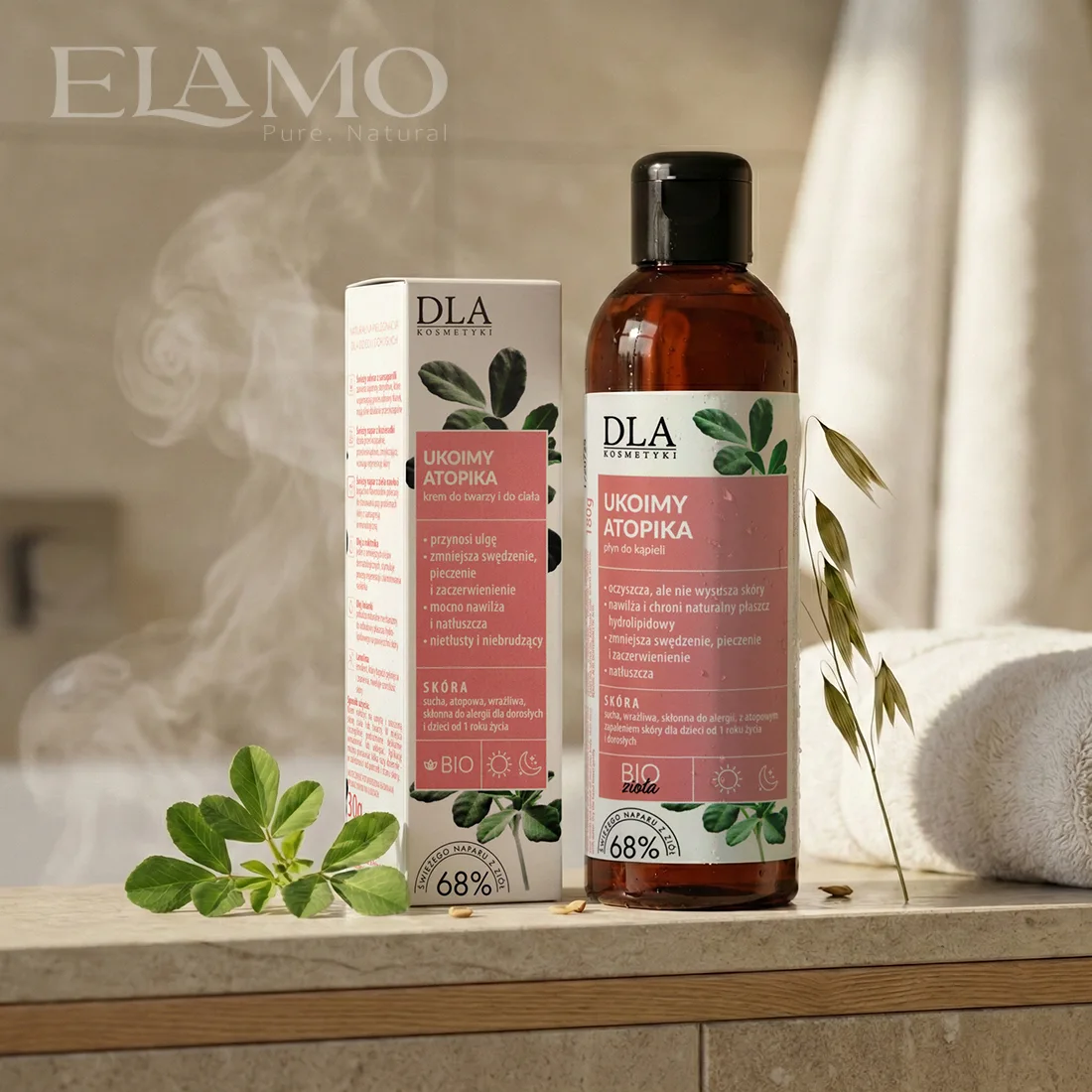 Ukoimy Atopika płyn do kąpieli i kartonik kremu na półce w łazience, delikatna para po kąpieli, naturalne światło i roślinne akcenty