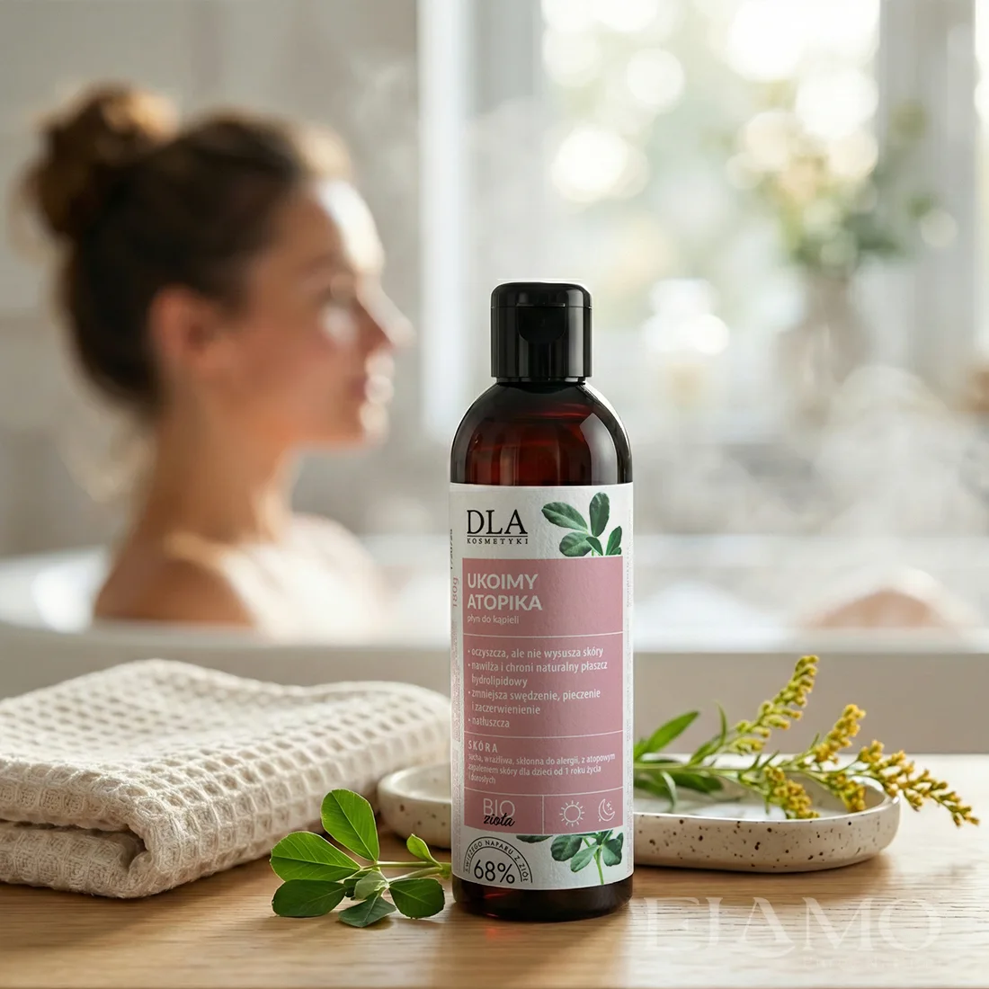 Płyn do kąpieli dla skóry atopowej Ukoimy Atopika płyn (DLA Kosmetyki) – produkt na pierwszym planie, w tle rozmyta sylwetka kobiety w wannie (kontekst kąpieli)