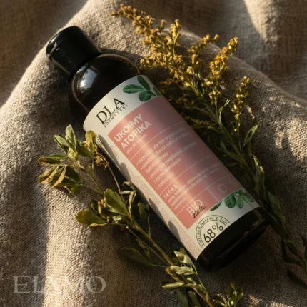 Ukoimy Atopika płyn do kąpieli dla skóry atopowej – ujęcie lifestyle na lnianej tkaninie, w otoczeniu suszonych ziół (ukoimy atopika płyn).