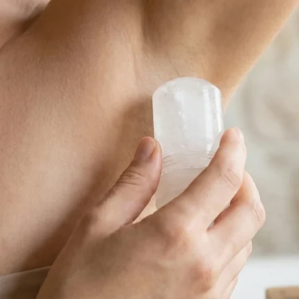 Nakładanie ałunu mineralnego jako naturalnego dezodorantu pod pachami
