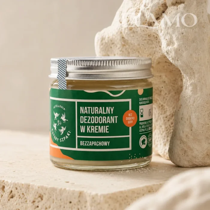 Naturalny dezodorant magnezowy bezzapachowy bez sody stojący na porowatej skale, symbolizującej naturalne minerały.