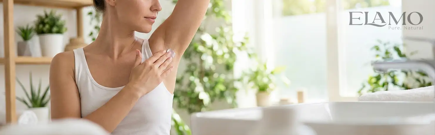 aplikacja naturalnego dezodorantu w kremie dłonią pod pachą