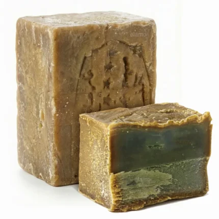 Tradycyjne mydło Aleppo 70% Szamir z widocznym zielonym wnętrzem i brązową powłoką utlenienia.