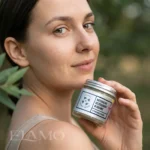 Naturalny dezodorant w kremie cytrusowo-ziołowy – kobieta trzymająca produkt