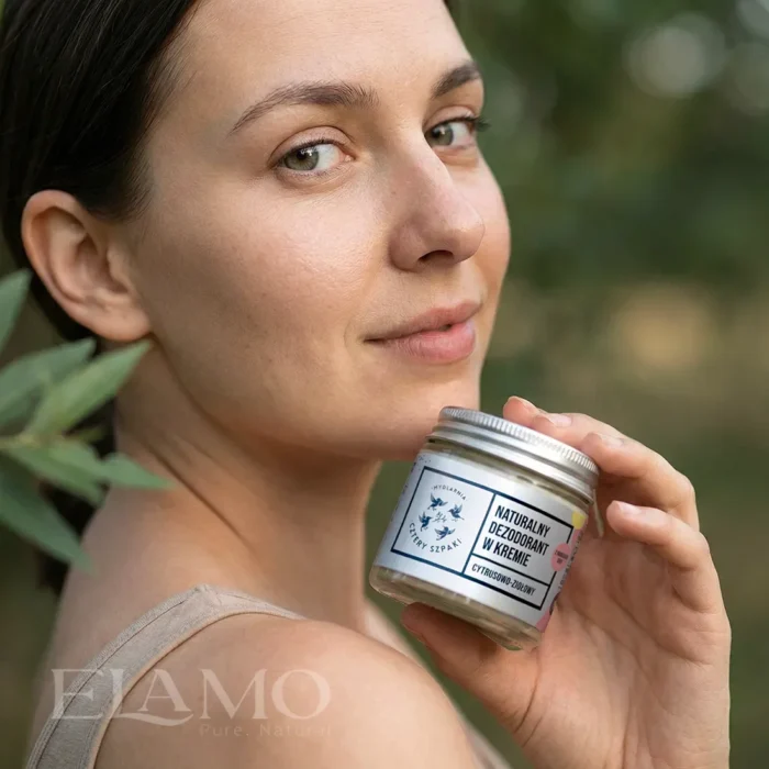 Naturalny dezodorant w kremie cytrusowo-ziołowy – kobieta trzymająca produkt