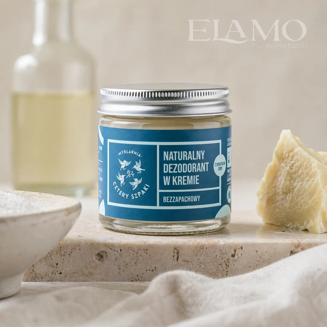 Naturalny dezodorant bezzapachowy obok swoich głównych składników aktywnych: nierafinowanego masła shea oraz sody oczyszczonej (sodium bicarbonate).