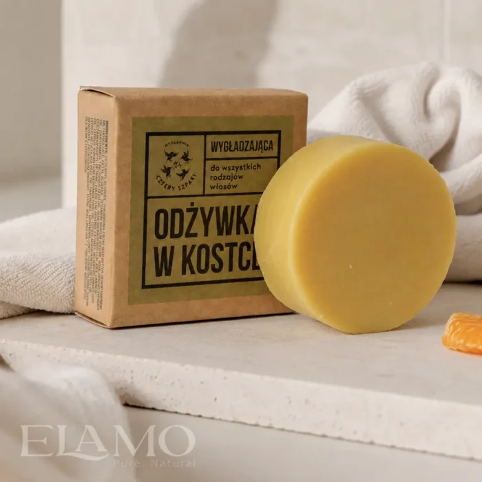 Naturalna odżywka do włosów w kostce 4 Szpaki na łazienkowej półce z ręcznikiem