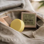 Odżywka zero waste do włosów w kosmetyczce podróżnej z grzebieniem i opakowaniem