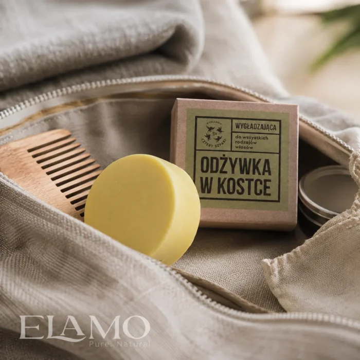 Odżywka zero waste do włosów w kosmetyczce podróżnej z grzebieniem i opakowaniem