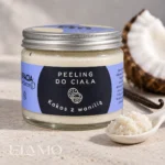 Peeling do ciała Kokos z wanilią Bracia Mydlarze i próbka jego drobnoziarnistej tekstury